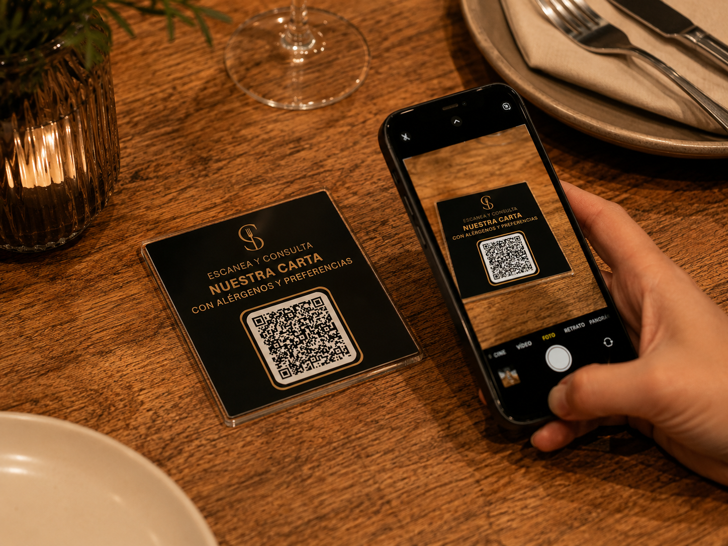 Soporte con código QR sobre una mesa de restaurante que da acceso a la carta con alérgenos y preferencias